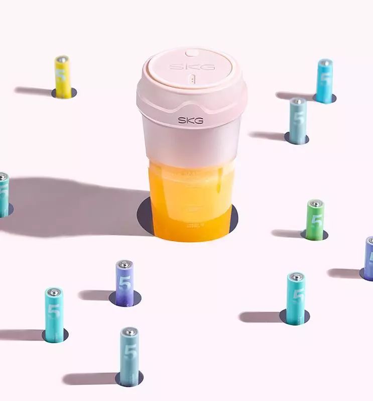 制作一杯很好喝的果汁,大家用榨汁杯榨好喝的果汁