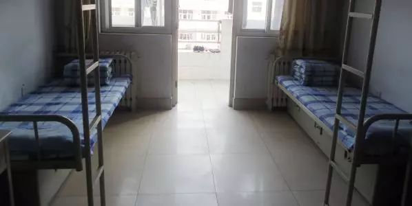 22岁女生熟睡时从上铺摔下来,大一女孩从床上摔下