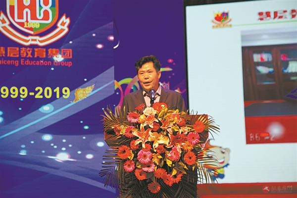 砥砺前行二十载奋楫扬帆谱新篇,砥砺奋进七十载继往开来谱新篇