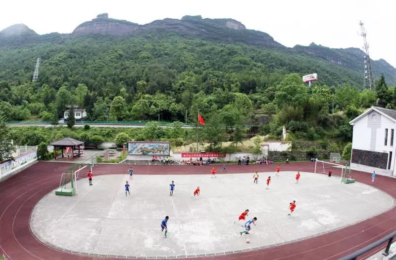 篮球场上踢足球，数学老师当教练，青川这支球队却获得了亚军！