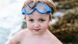 宝宝海边玩沙玩水,带娃最轻松方式莫过于挖沙