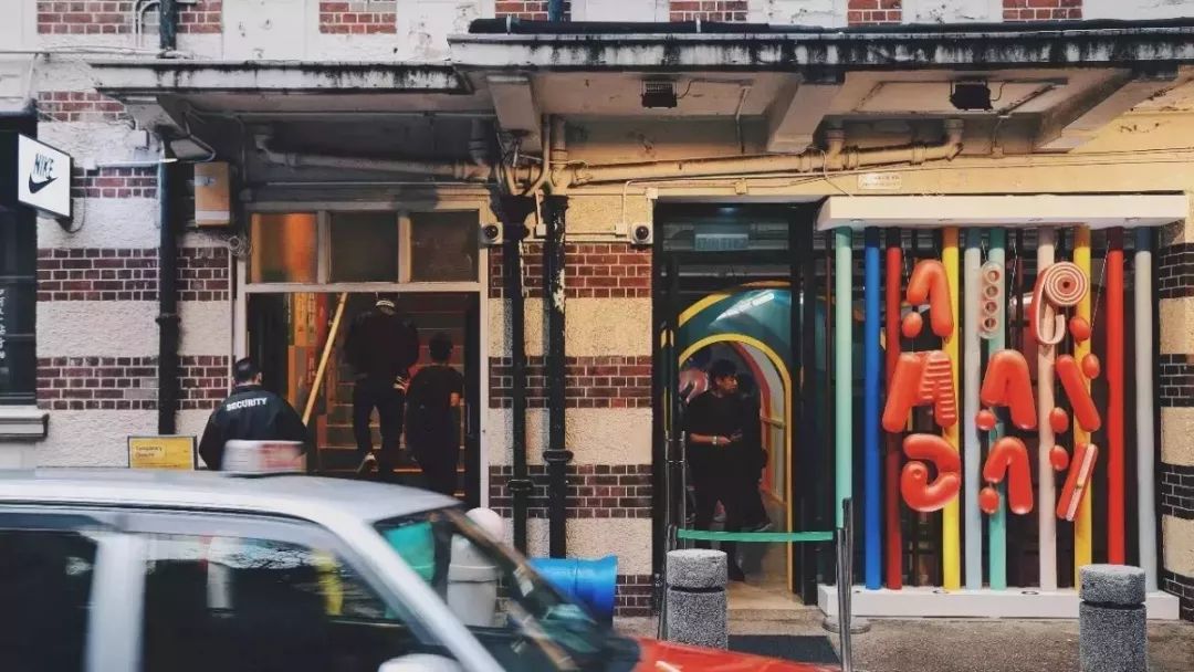 听说|中国化妆品消费者开始偏好小众产品、柔性屏手袋亮相美国纽约LV时装秀......