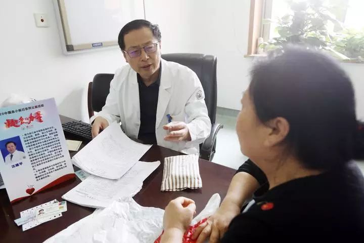 28岁姑娘牙龈出血，腿上密密麻麻都是小红点！医生一查竟是…