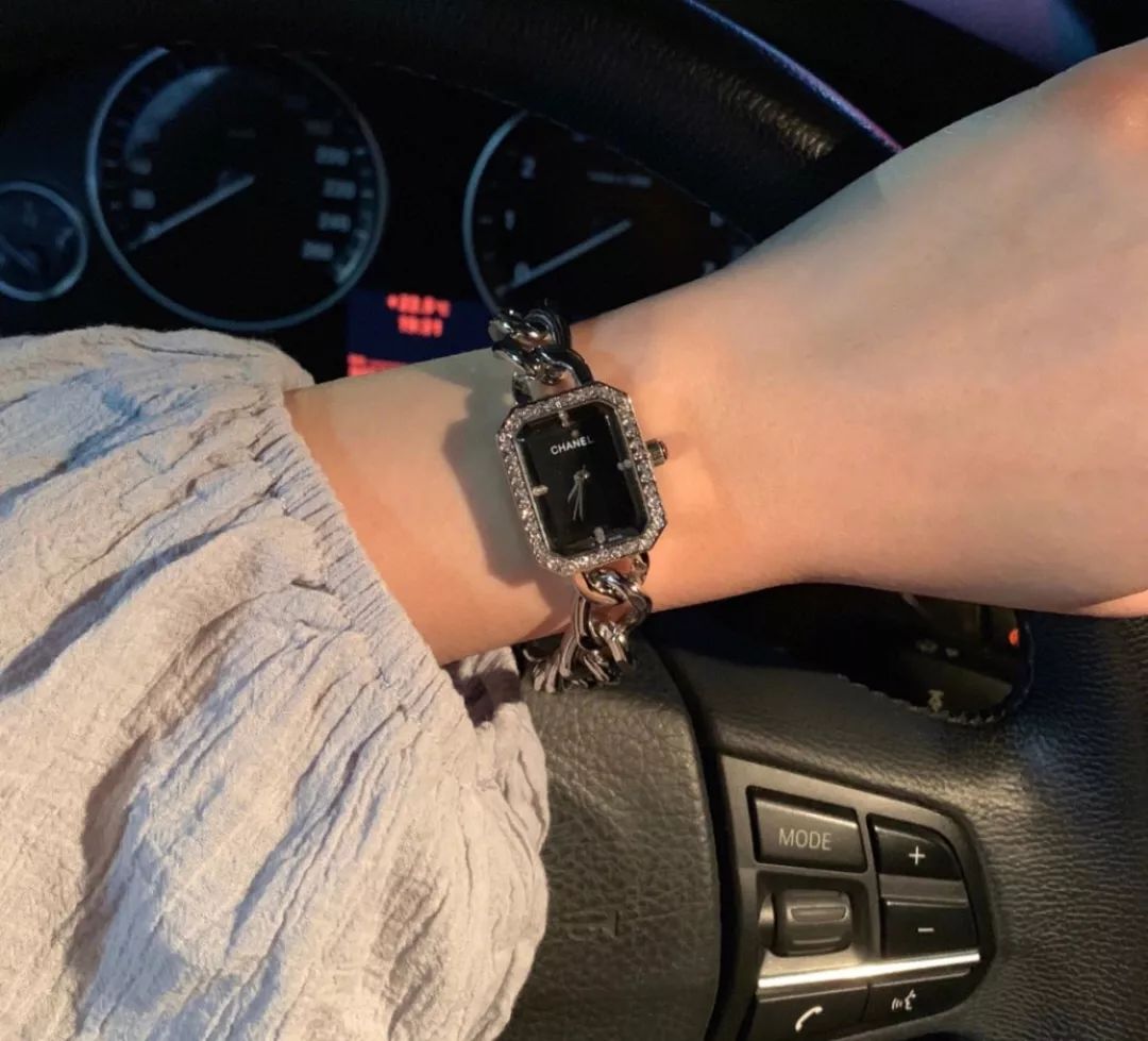 戴名表和品牌包的女人,拎爱马仕的女人去哪逛街