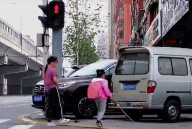 这19张照片暴露了父母的真面目,偷偷拍下的30张照片人性暴露无遗