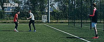 足球基本功训练控球教学慢动作,足球前锋跑位教学