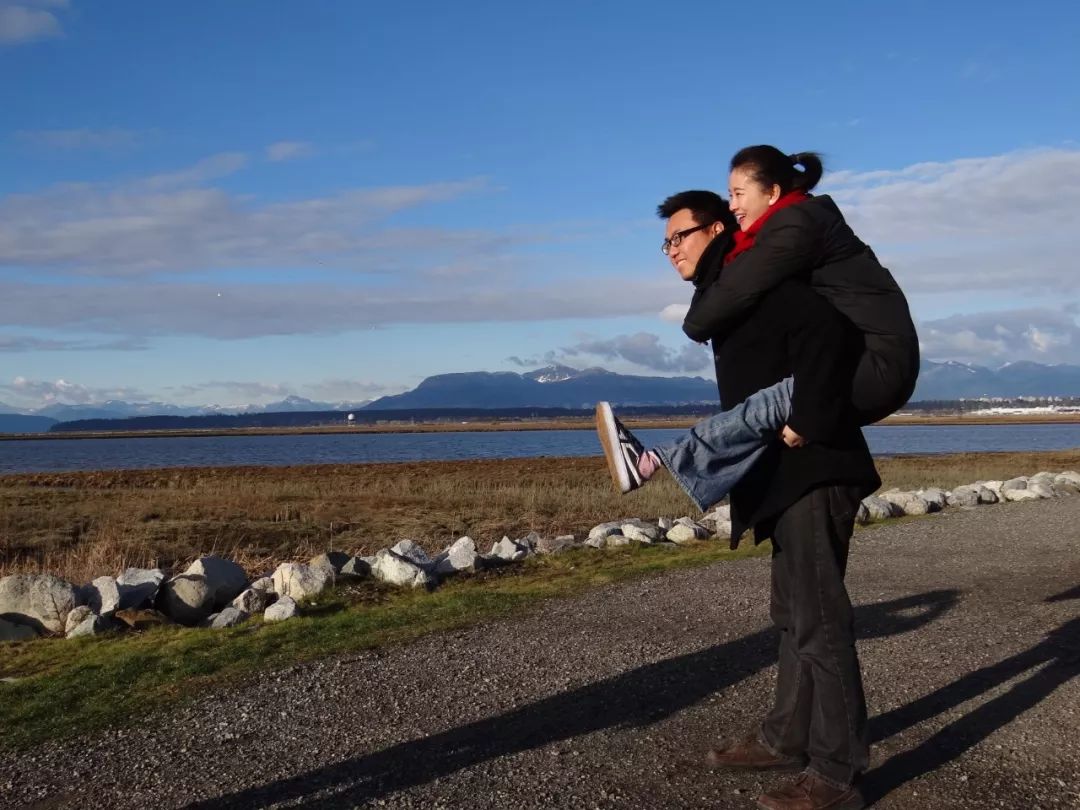 她地震中失去双腿,她在汶川地震失去双腿及女儿