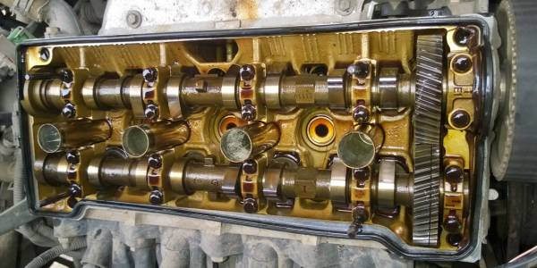 火花塞上有机油是怎么回事,火花塞上面有油怎么回事