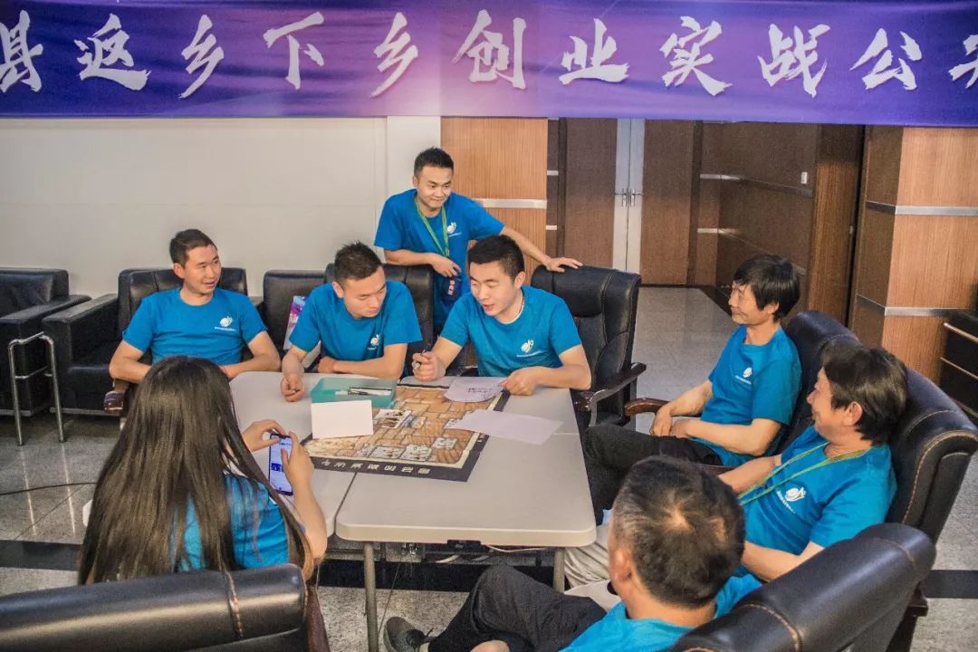 看表演吃美食,看表演吃自助的地方