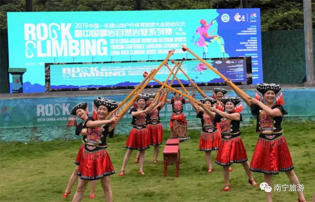 马山自然攀岩比赛图片,舞动广西广场舞大赛马山