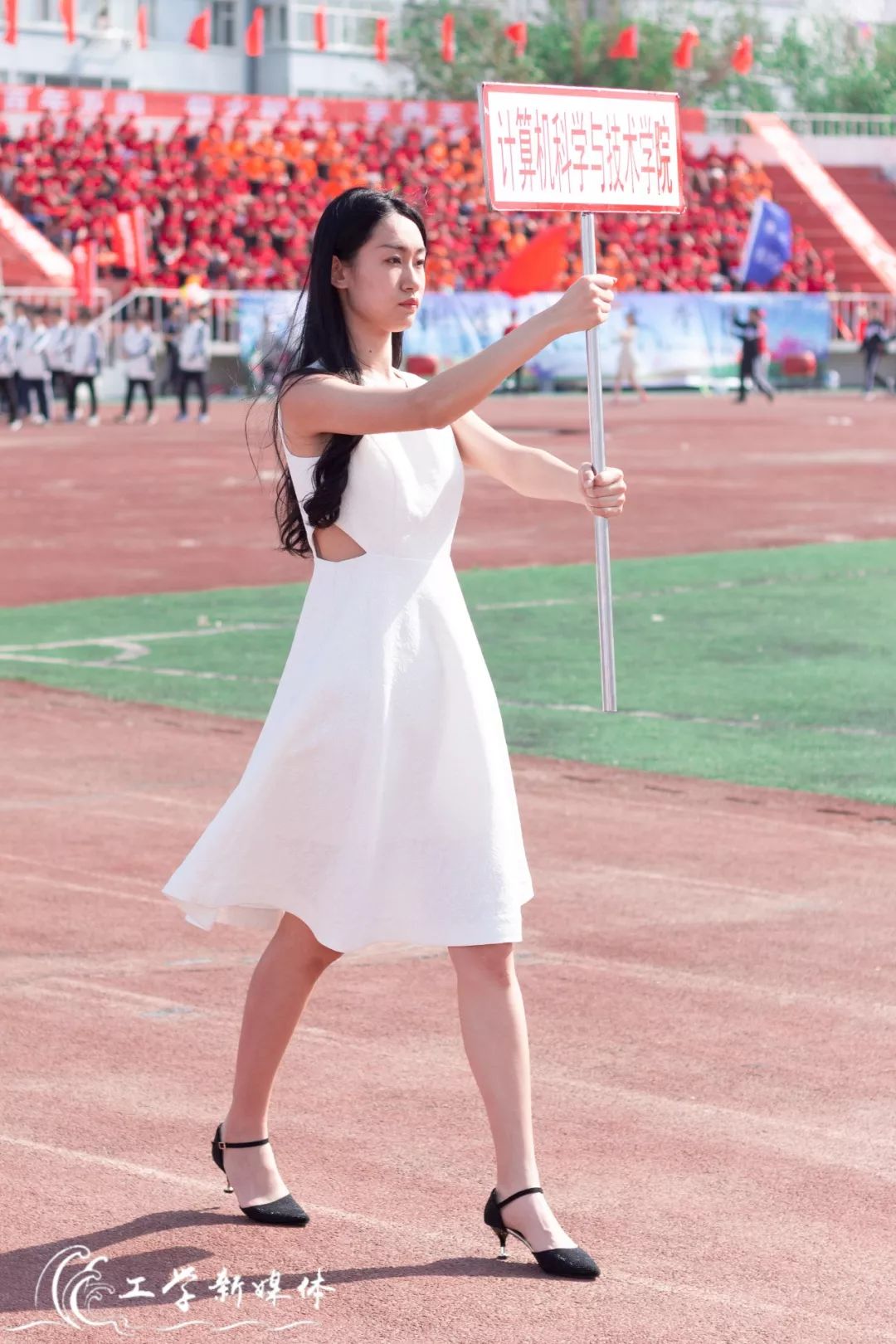 鍝堝皵婊ㄥ笀鑼冨ぇ瀛﹁繍鍔ㄤ細鍏堝濂崇,鍏堝濂崇