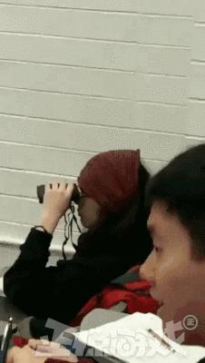 正惊GIF囧图：史上最硬核的学霸，女装大佬是怎么坐地铁的？