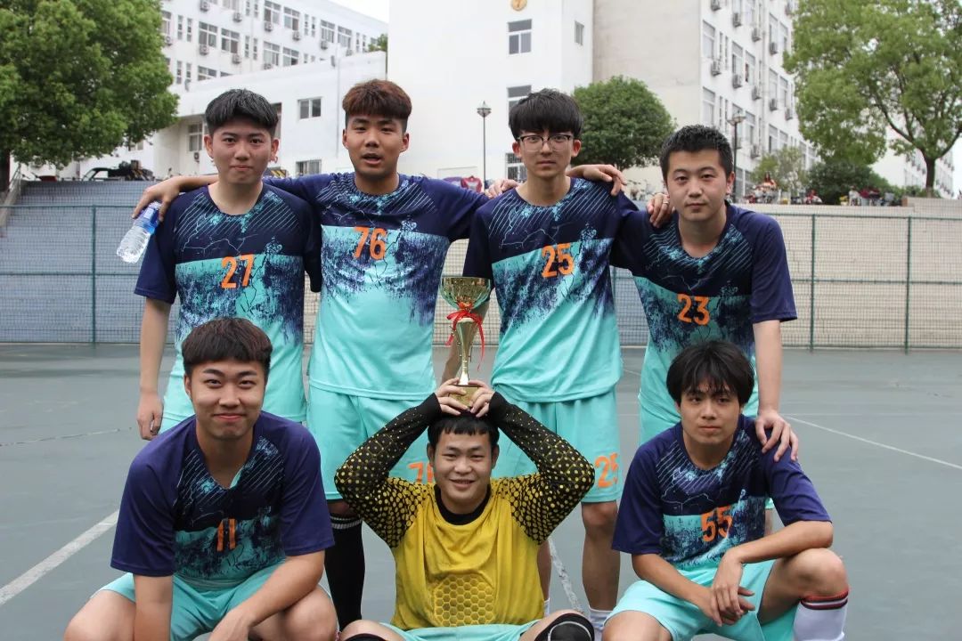 足球队勇夺冠军,喜报我校足球队喜获甲组乙级亚军