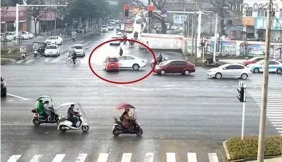 黄灯一直在闪经过黄灯过线扣分吗,黄灯变红灯已经越过斑马线扣几分