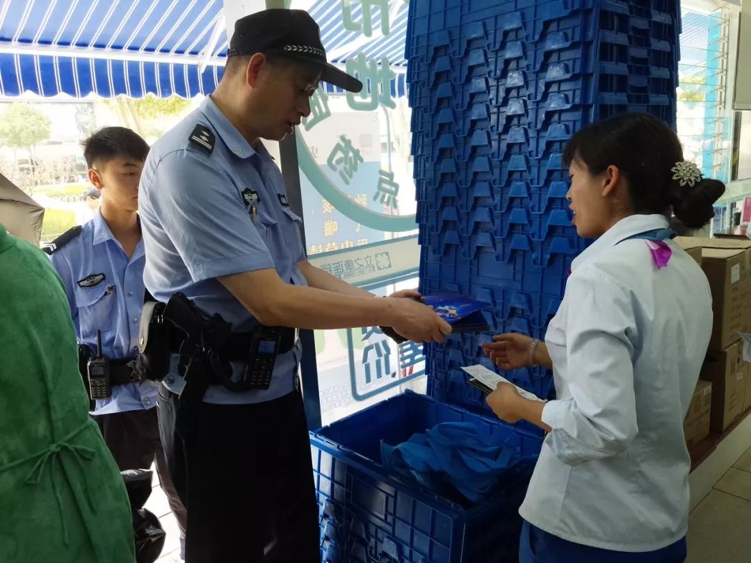 派出所民警进社区开展反电诈宣传,社区民警积极开展反电诈宣传活动