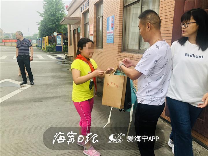 意外收到小朋友的礼物,小朋友收到神秘礼物