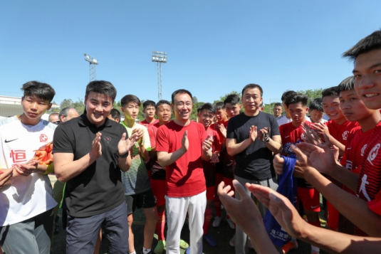 许家印看恒大足球队,许家印观战恒大