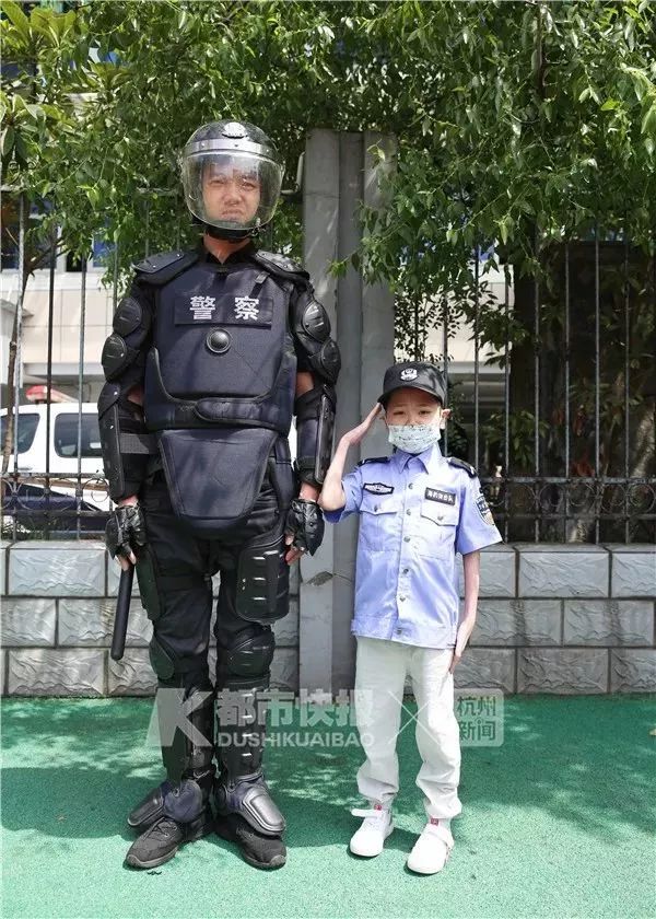 “我想当警察”，他眼睛亮亮的，我们却看哭了......