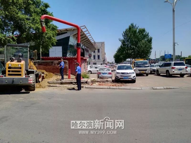 上铲车,道外东棵北四道街占道建材被清理|举报36类”闹心事“#让陈年”烂账“见光死#