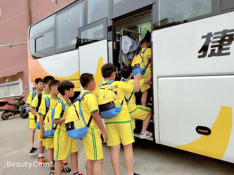 观看班级足球联赛的感受,看孩子足球比赛场外也激动