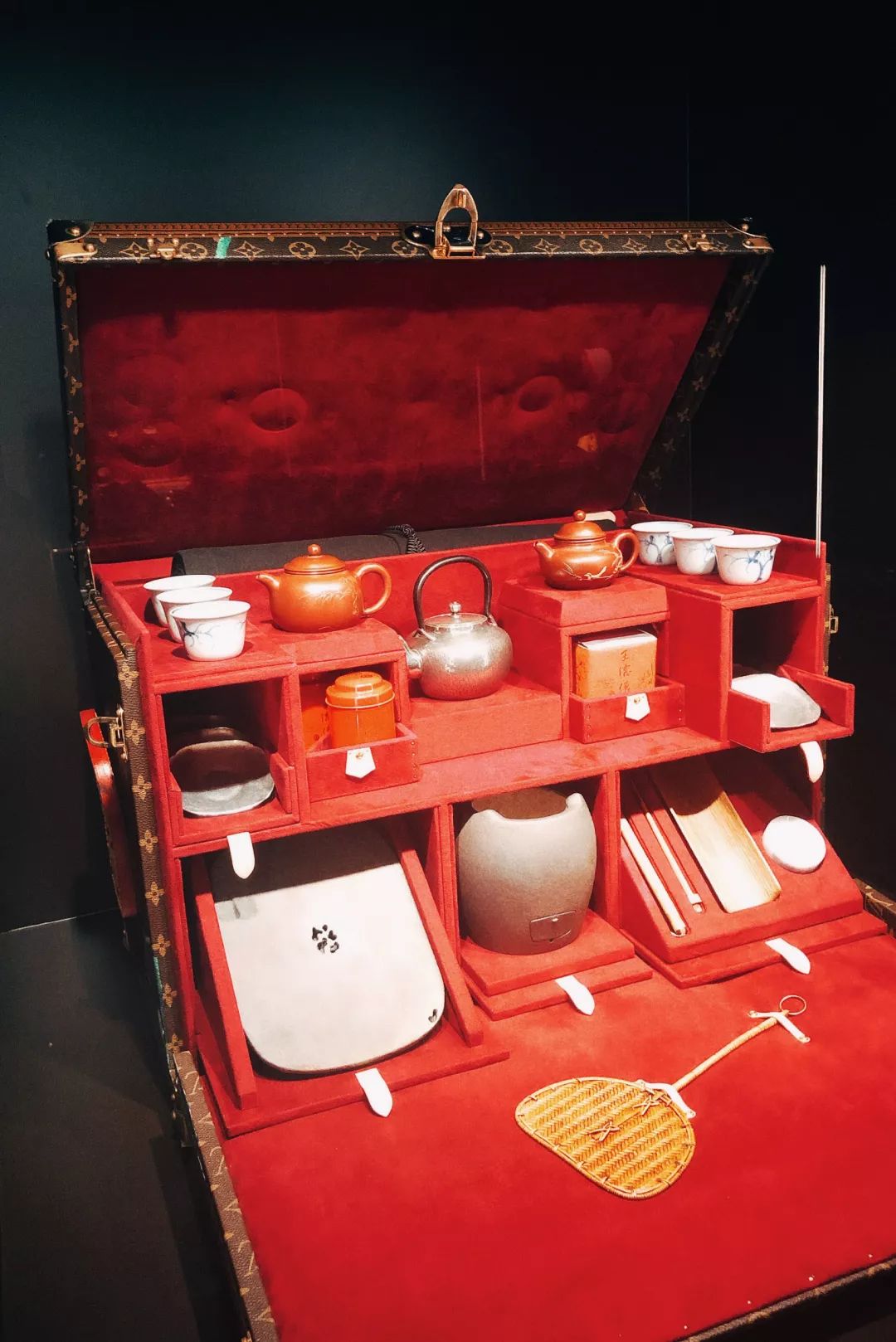 雨女有瓜|我去成都LV展出差的24小时吃成了真实的猪