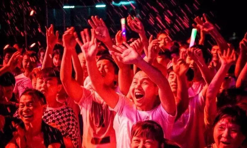 电击你的小心脏~电音泳池派对，拉开交广狂欢泼水节序幕