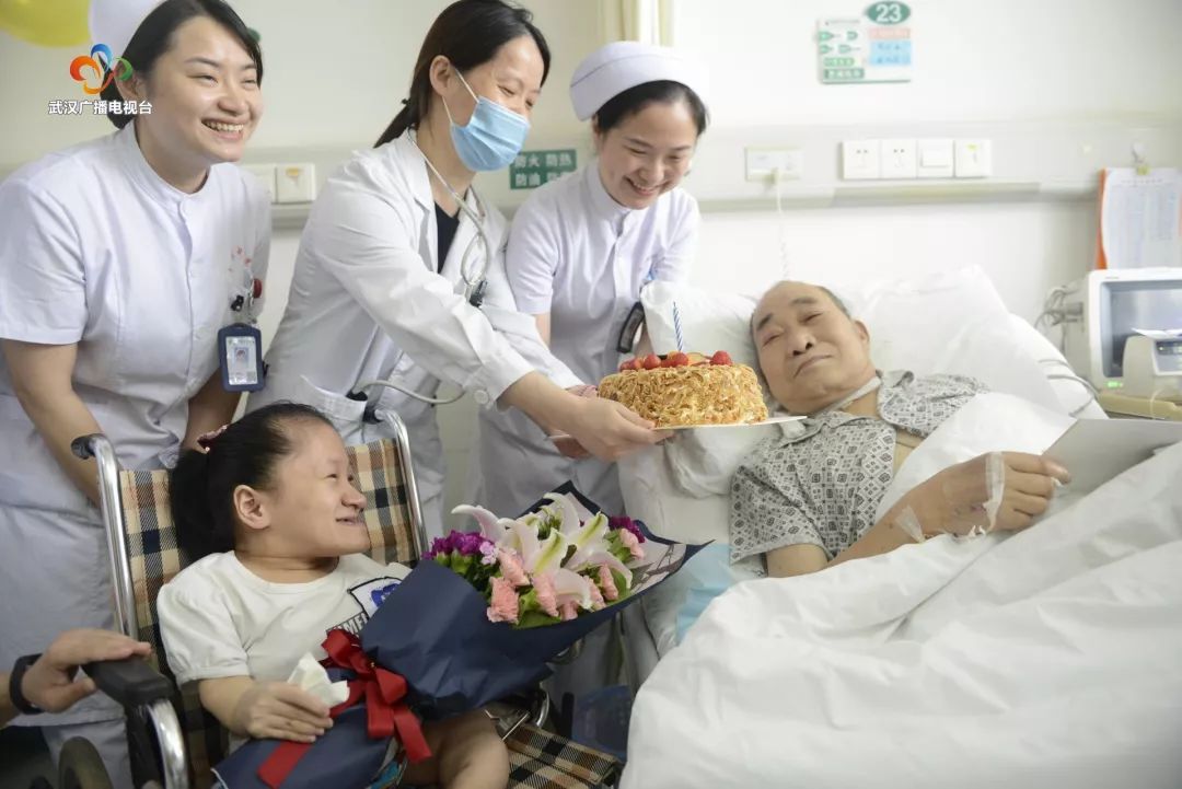 30年前他捡回玻璃女孩,如今她拼命挣钱想救他