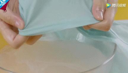 风油精滴在白色衣服上变成了绿色,风油精滴在水里衣服上都是香味