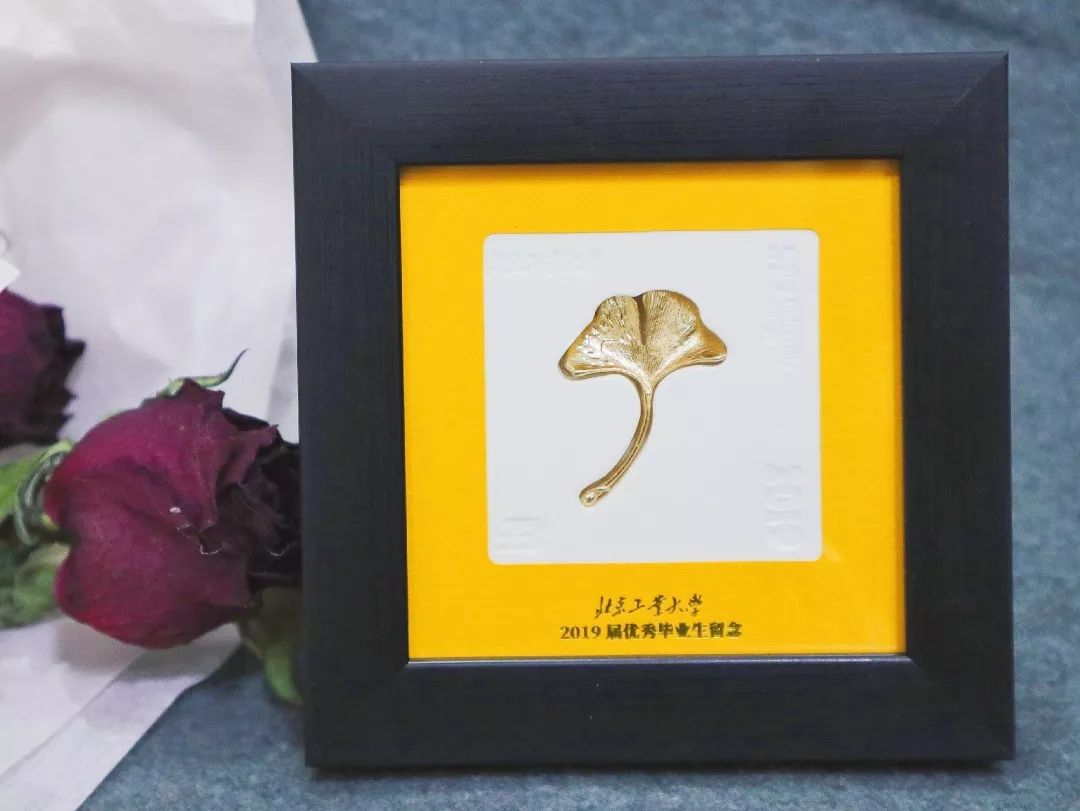 贵州一高校为毕业生定制纪念戒指,最硬核毕业送什么戒指
