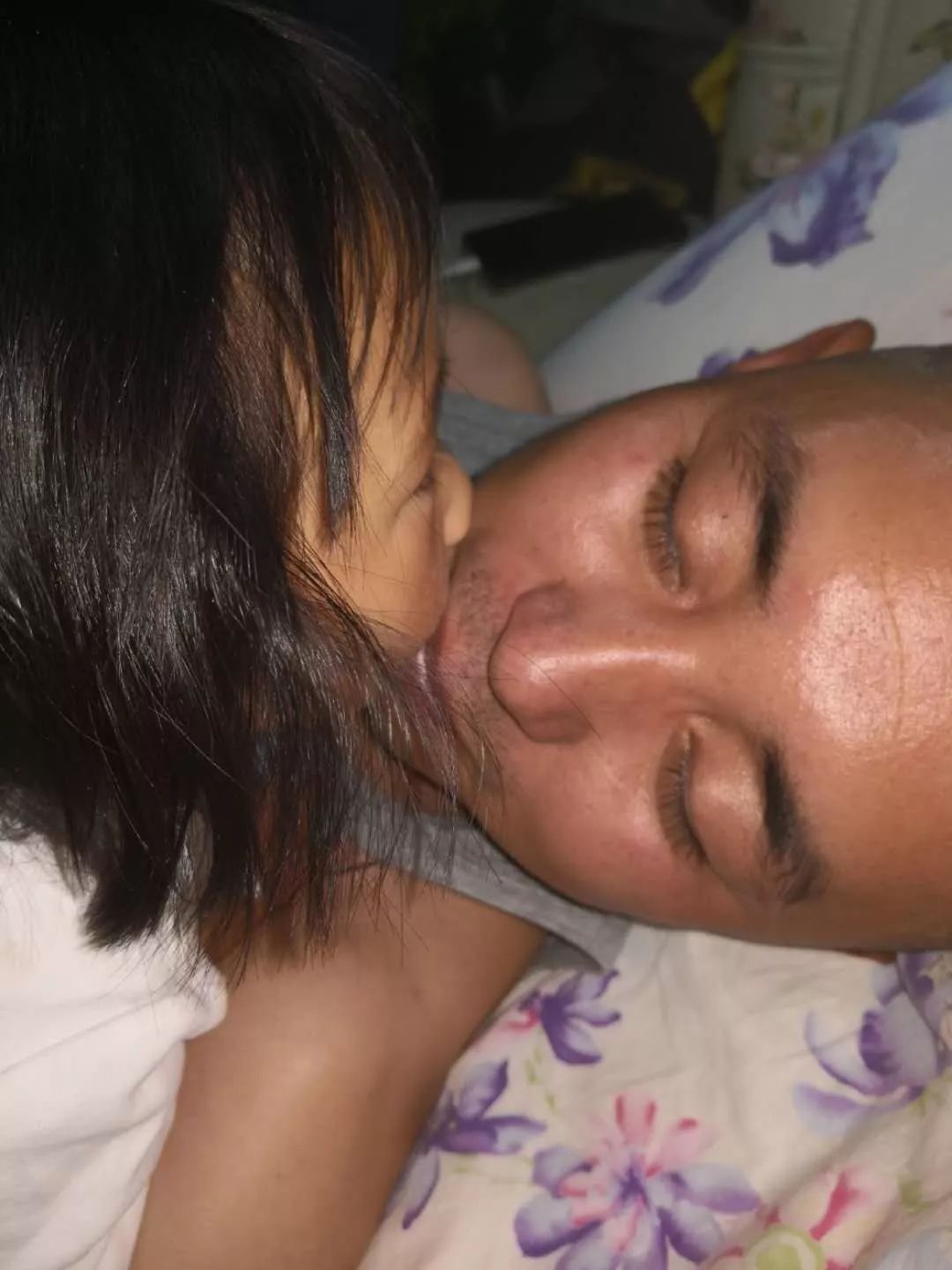 甘孜一个男人用满脸的胡子，扎痛了小女孩