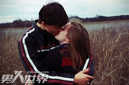 接吻时男人心理有哪些表现,男人第一次接吻就吻嘴唇代表什么