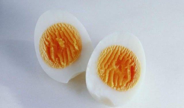 水煮鸡蛋容易粘壳是什么原因,熟鸡蛋粘皮的好还是不粘皮的好