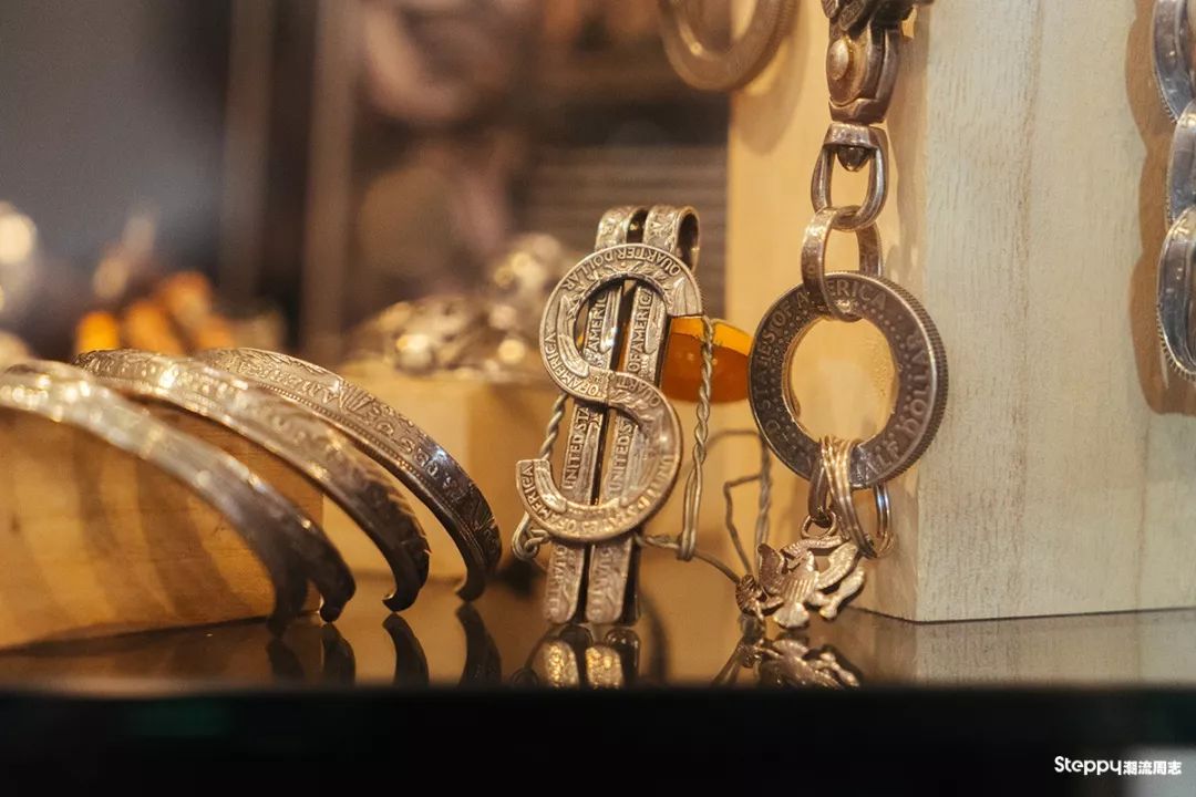 当你拿称重算钱的银饰比较之后，你就知道手工银饰贵在哪里