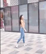 街拍搞笑迷惑行为,揭秘女生拍照的迷惑行为