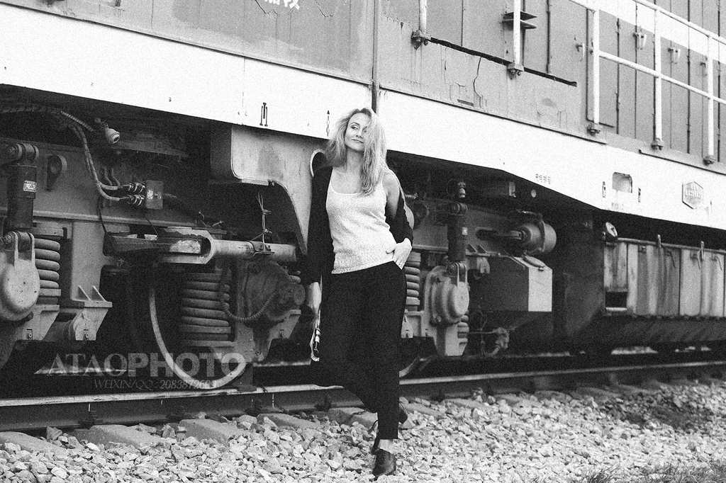 岁月如梭时光荏苒回头看皆是遗憾,时光荏苒岁月无情一切都在时光中