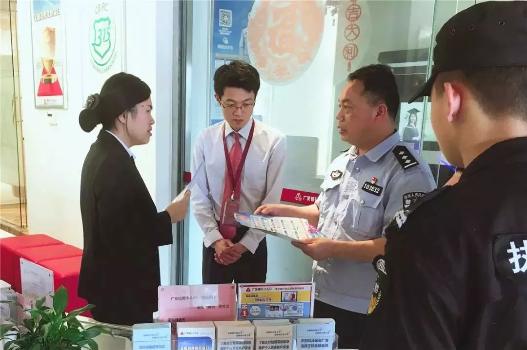 沉痛悼念福建这位好警察！他倒在工作岗位上还来不及多陪陪孩子……