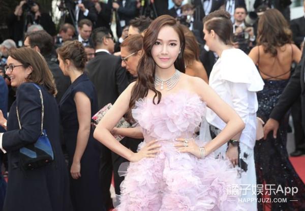 因为一张合照被郑氏姐妹粉丝群嘲的他，6年前还和阿娇交往过