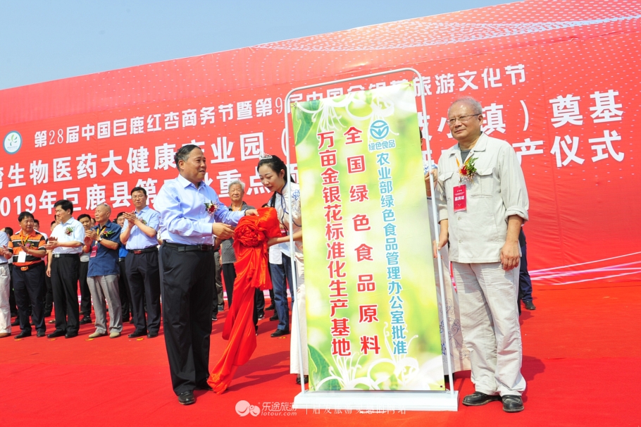 巨鹿县靠两果一花28年干了这么多大事