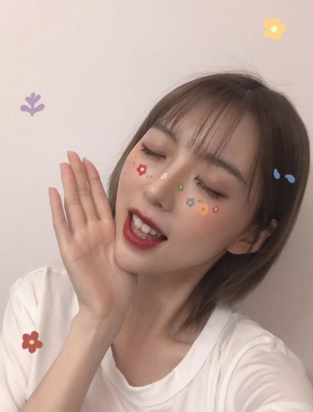 为什么我女朋友的照片头上都是蝴蝶?