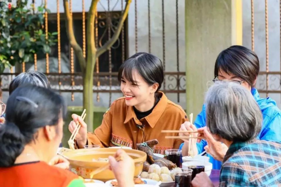 这座跟着周杰伦空降热搜的杨梅味小城,休渔期也能让你吃得满嘴鲜