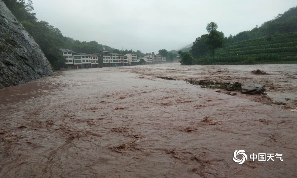 四川万源遭洪水侵袭,达州万源竹峪出现山体滑坡