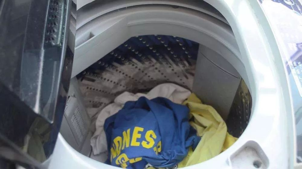 洗衣机加水有臭味怎么办,洗衣机污垢和霉菌