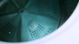 洗衣机加水有臭味怎么办,洗衣机污垢和霉菌