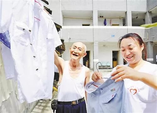 洗衣机污垢和霉菌,洗衣机加水有厕所味儿