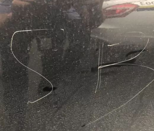 心态炸了！被奔驰宝马夹住3小时后，姑娘愤而在俩车上划了十几个字母