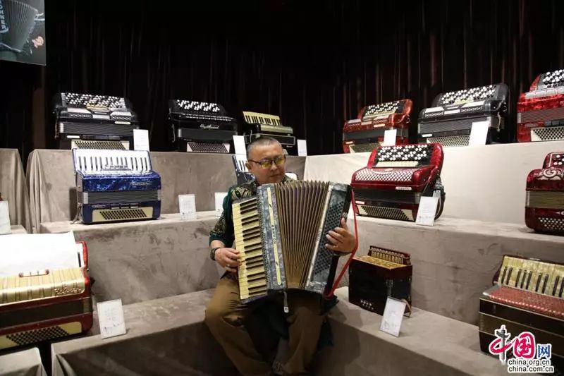 *疆新**是个好地方丨达人西游:一棵橡树满城风情——一名记者的*疆新**日记