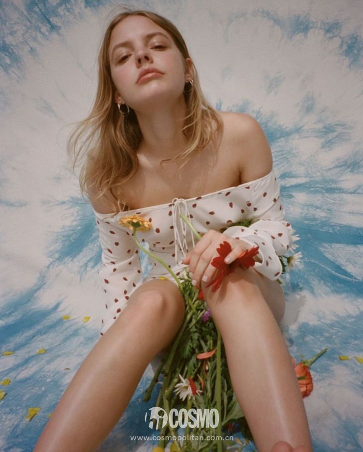 关晓彤穿绿丝绒裙大波浪,慵懒小黑裙关晓彤同款