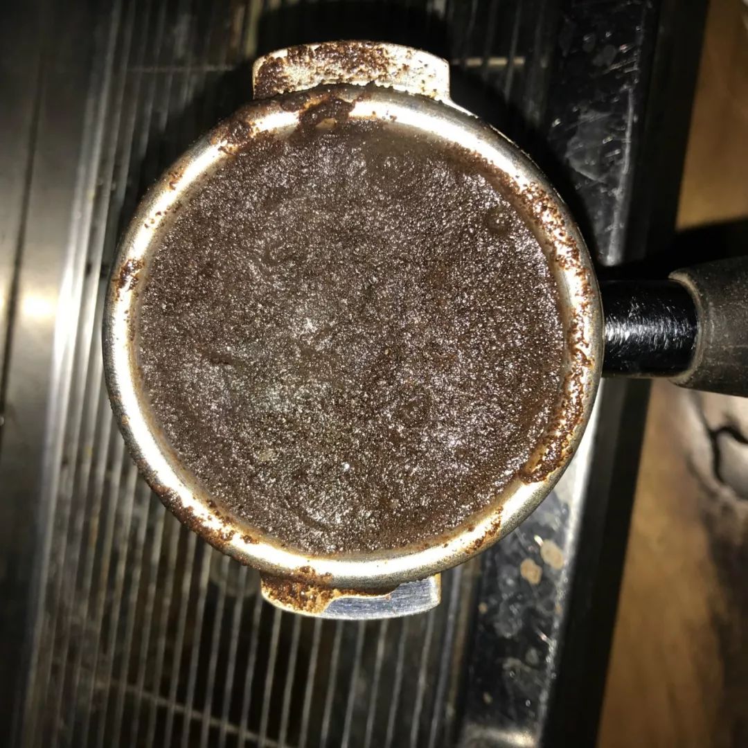 意式咖啡机萃取完以后滴水,为什么咖啡机冲出的粉饼总是湿的