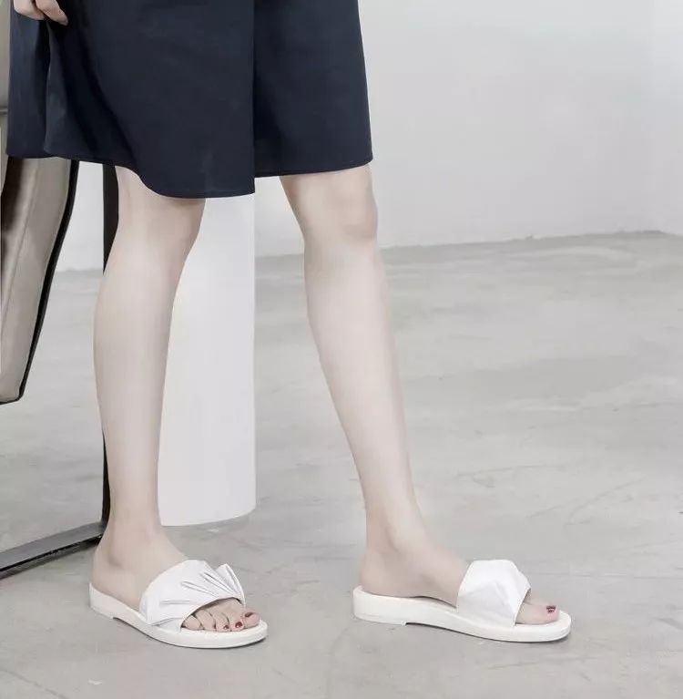 夏天跟裙子搭的凉拖,夏季凉拖配裙子百搭