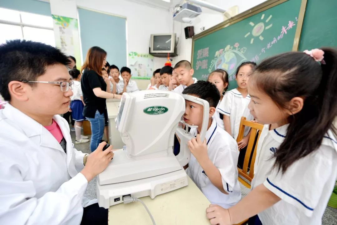 按摩眼睛治近视有真实案例吗,眼部按摩理疗能治疗近视吗